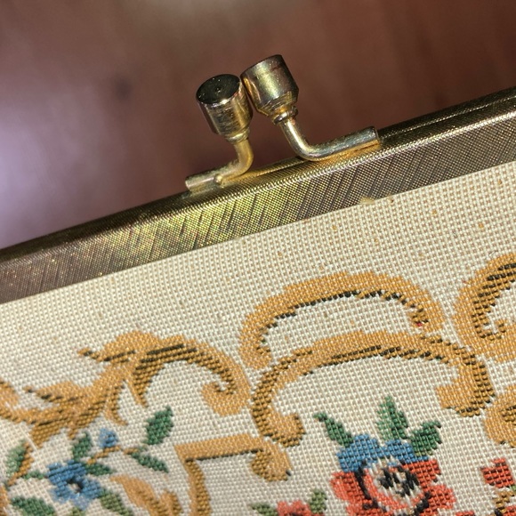 VINTAGE WAHLBORG FLORAL TAPESTRY PURSE GOLD GILT FRAME WITH CHAIN - Picture 13 of 16